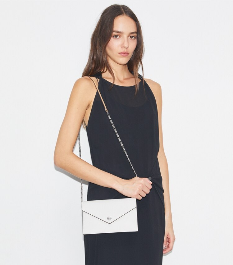 Tory Burch designer sacs à bandoulière Portefeuille enveloppe à chaîne grainé dans Light Titanium accessoire sur le modèle