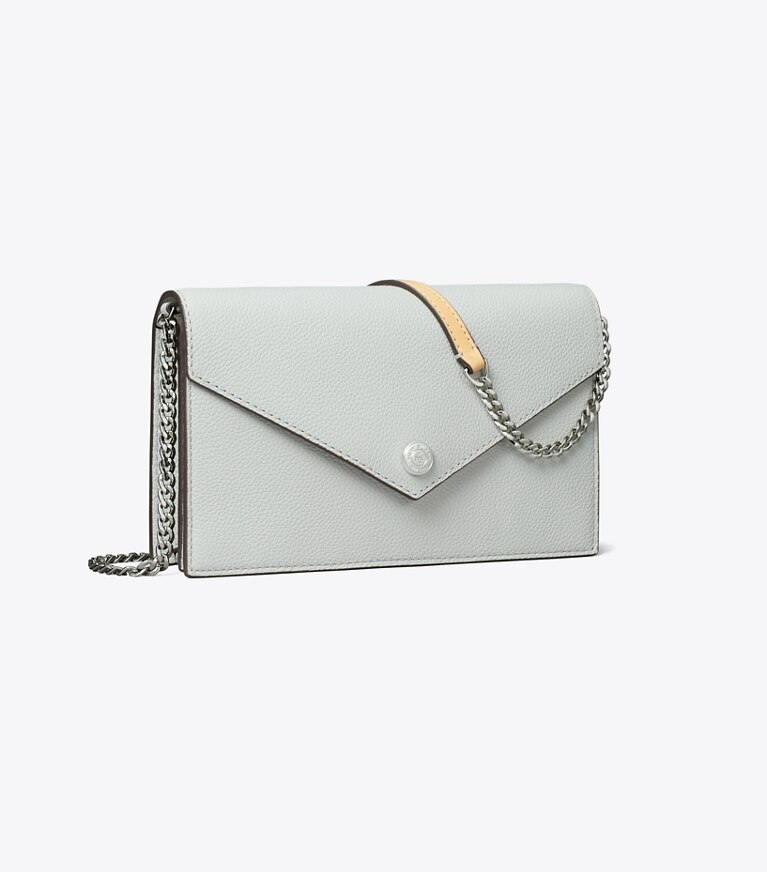 Tory Burch designer sacs à bandoulière Portefeuille enveloppe à chaîne grainé dans Light Titanium angle