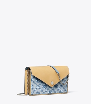 Tory Burch designer mini sacs Portefeuille enveloppe chaîne T Monogram en denim in Seltzer angle