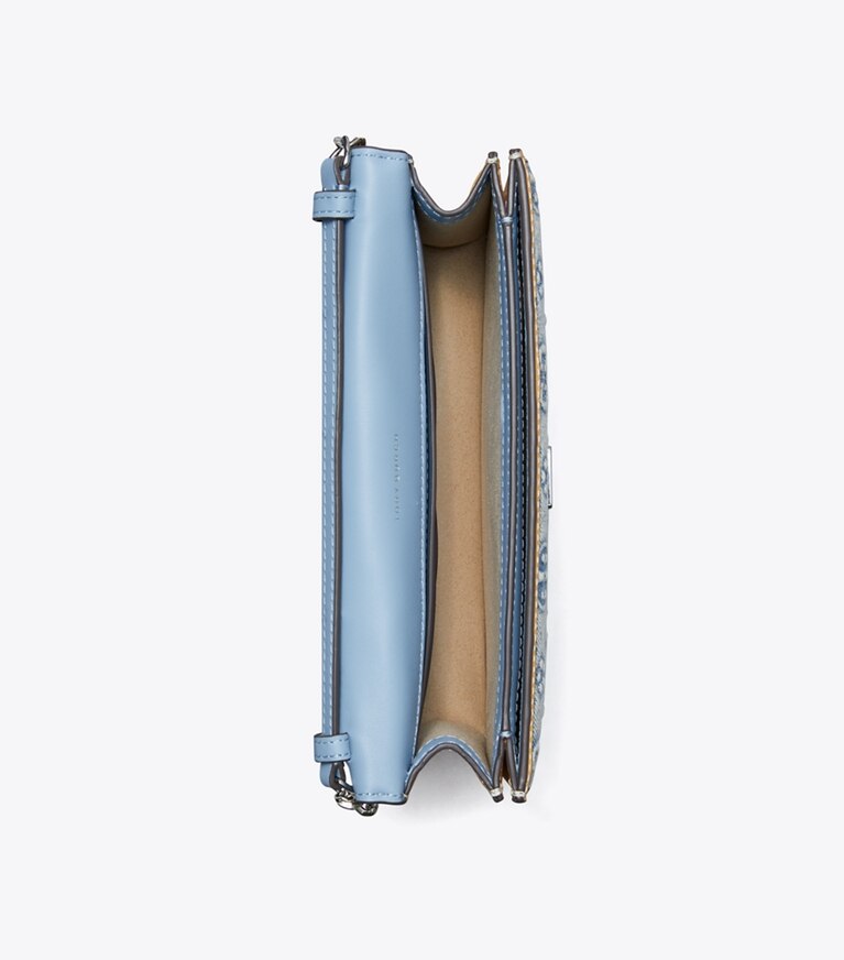 Tory Burch designer mini sacs Portefeuille enveloppe chaîne T Monogram en denim in Seltzer angle