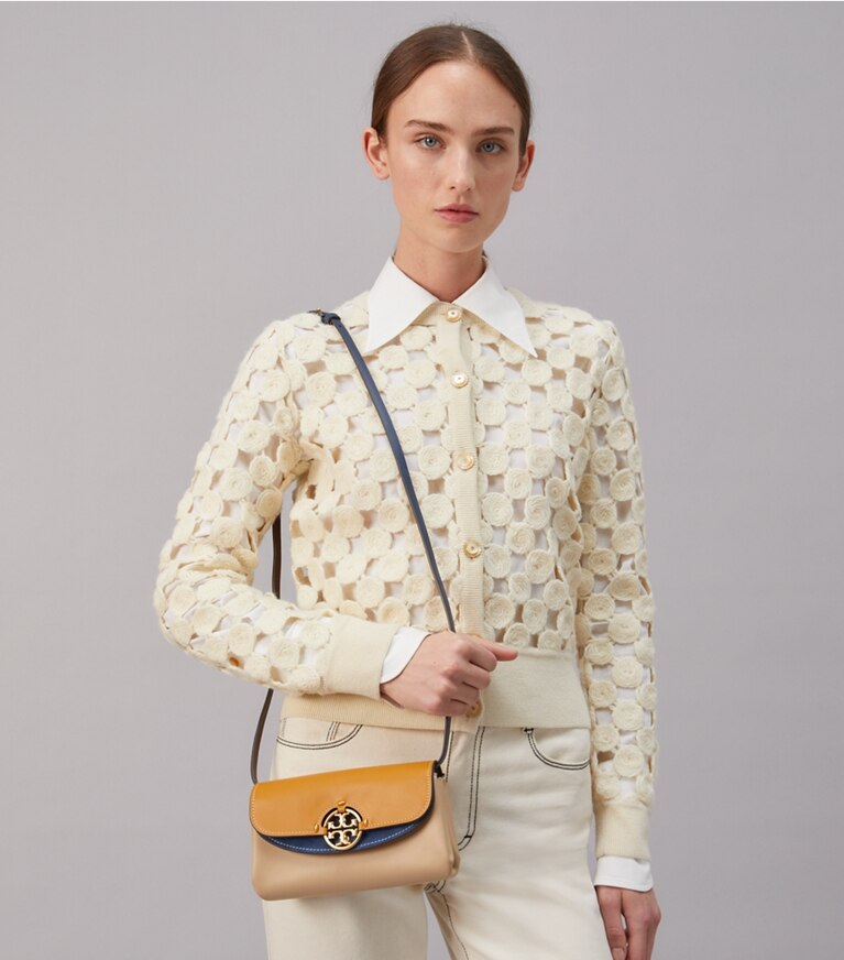 Tory Burch designer mini sacs Portefeuille-pochette Miller uni dans CARAMEL CORN / Dromedary accessoire sur le modèle