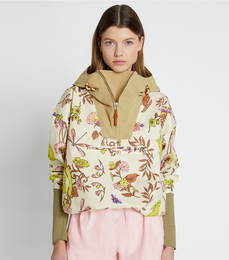 Tory Sport designer ジャケット プリント ハーフジップ アノラック in New Ivory Meadow on model detail