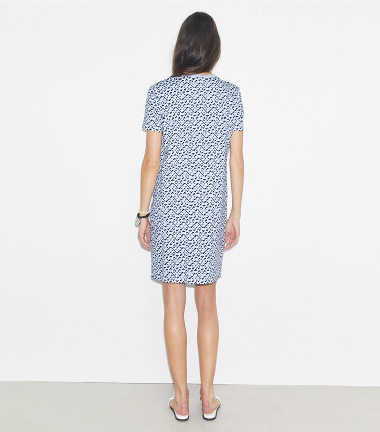 Tory Burch designer ドレス プリント コットン Tシャツドレス in Lt. Blue Prismatic T Monogram Small on model back