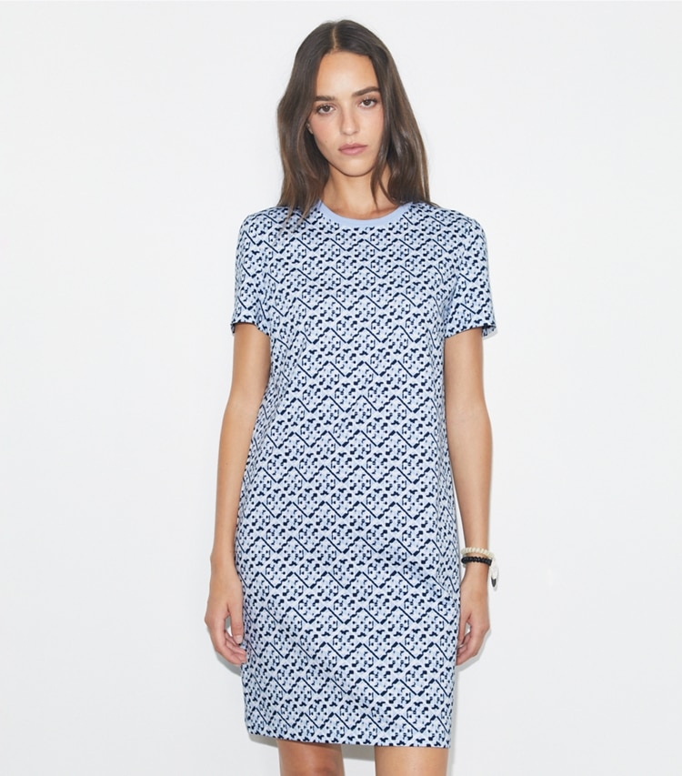 Tory Burch designer ドレス プリント コットン Tシャツドレス in Lt. Blue Prismatic T Monogram Small on model detail