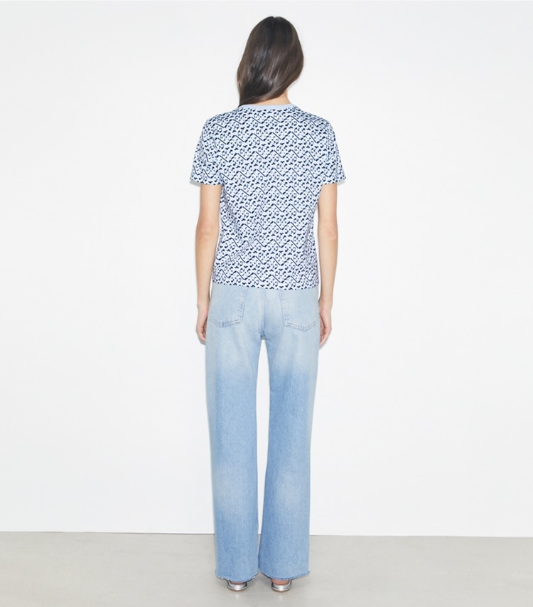 Tory Burch designer トップス プリントコットン Tシャツ in Light Blue Prismatic T Monogram on model back