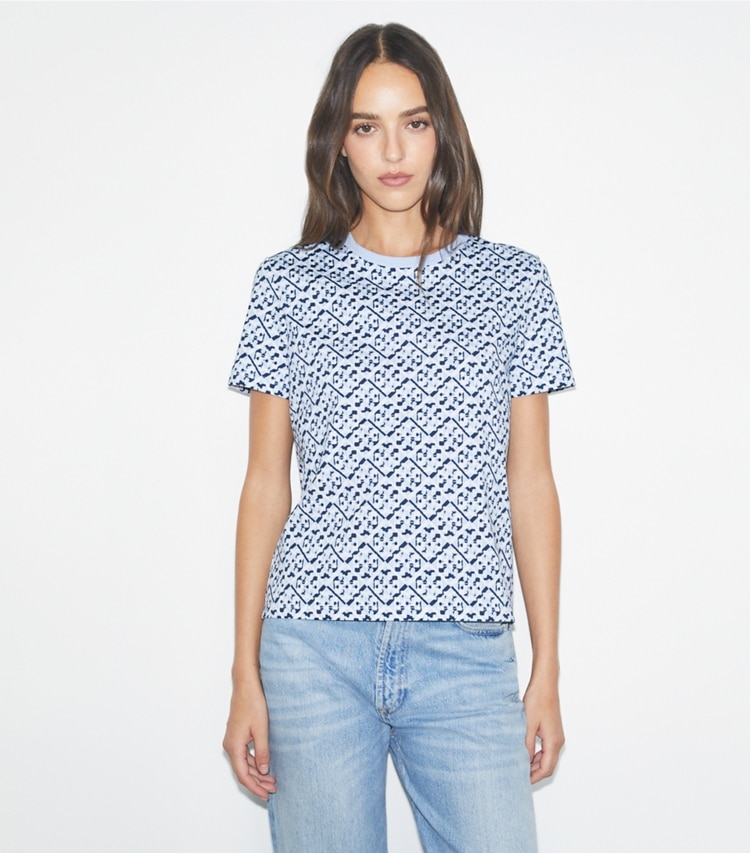 Tory Burch designer トップス プリントコットン Tシャツ in Light Blue Prismatic T Monogram on model detail