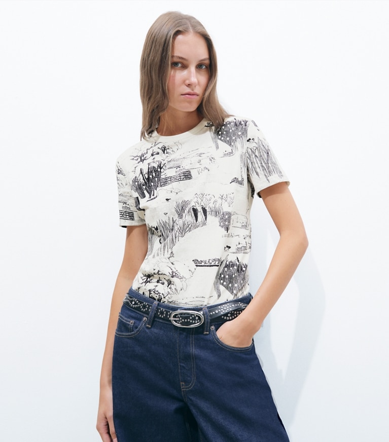 Tory Burch designer トップス プリント コットンTシャツ in Ivory Forest on model detail