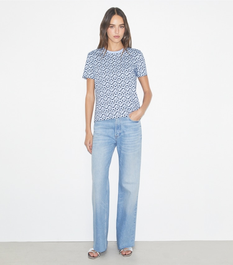Tory Burch designer トップス プリントコットン Tシャツ in Light Blue Prismatic T Monogram モデル前面