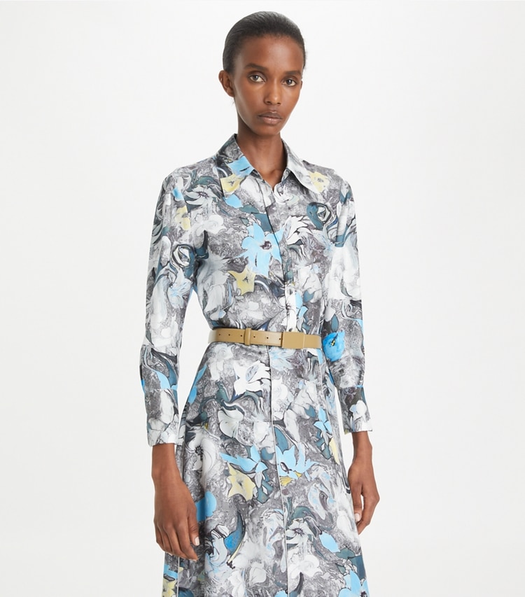 Tory Burch designer トップス プリント シルク カフドシャツ in Blue Tripped Out Flowers on model detail