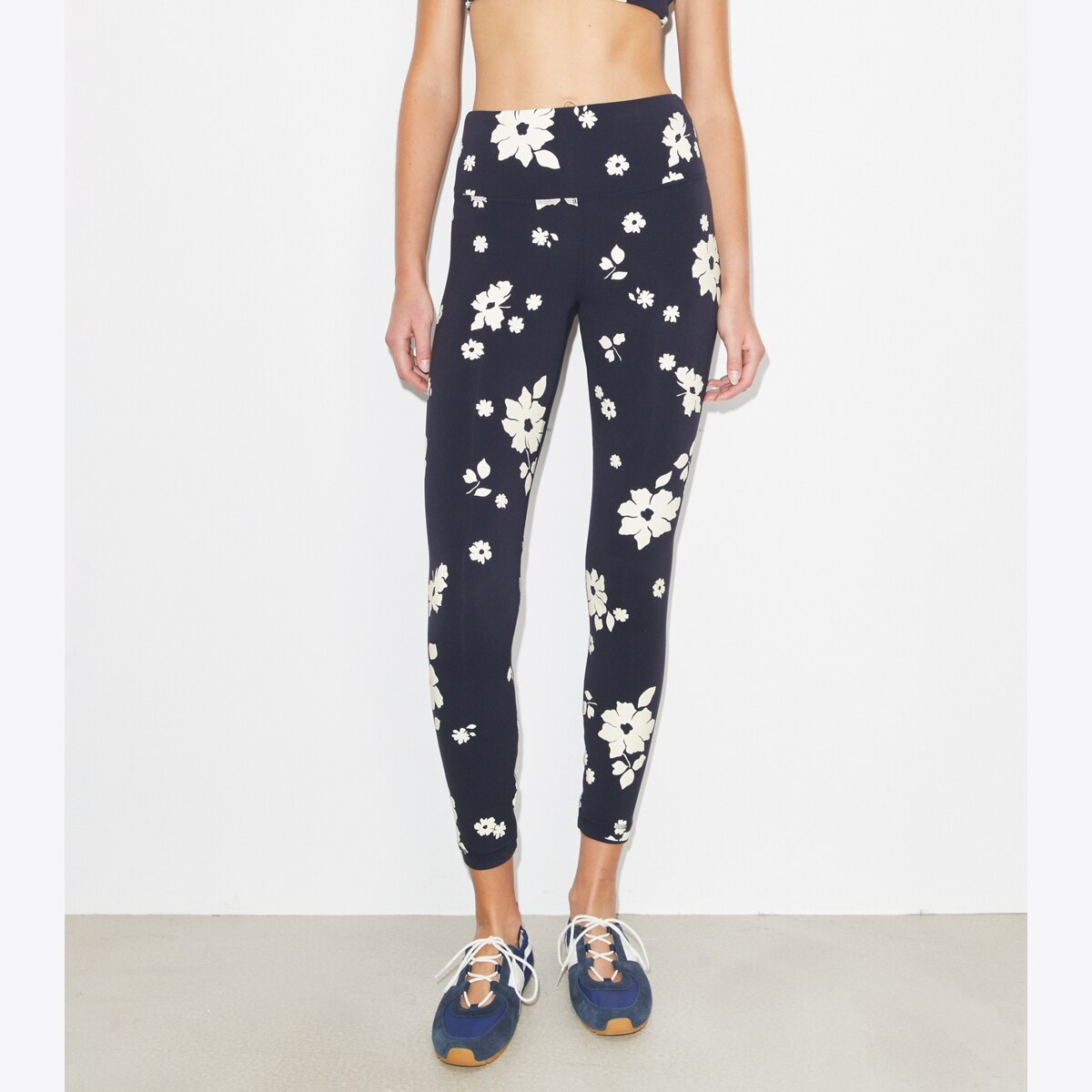 printed-nylon-legging-on-model