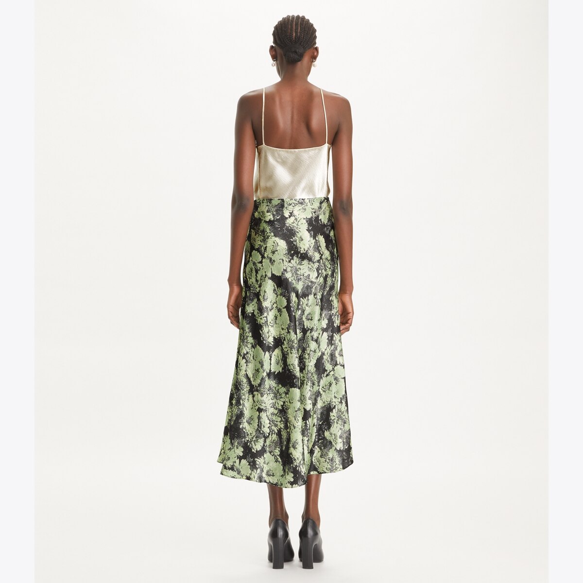 【関税&送料込】Tory Burch Satin Midi Skirt printed-satin-skirt-on-model-