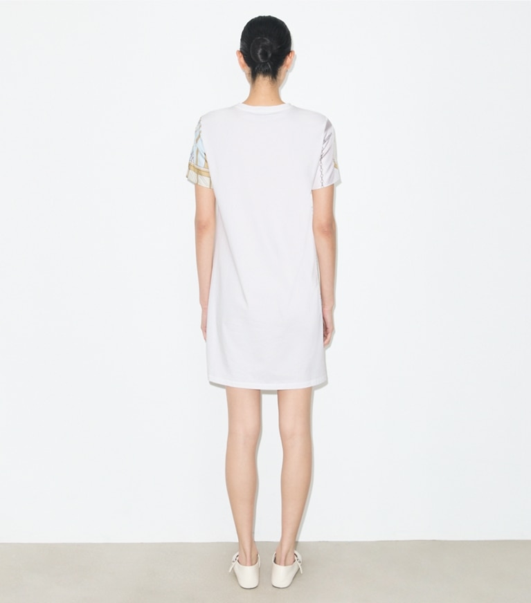 Tory Burch designer ワンピース プリント シルクフロント Tシャツドレス in The Pool Biege on model back