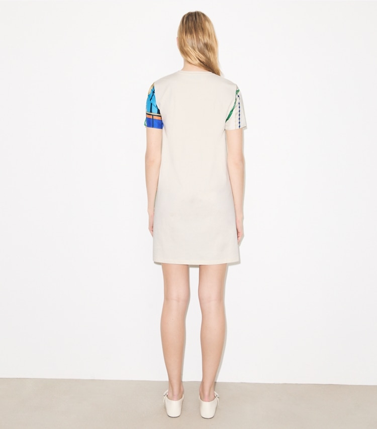 Tory Burch designer ワンピース プリント シルクフロント Tシャツドレス in The Pool Blue on model back
