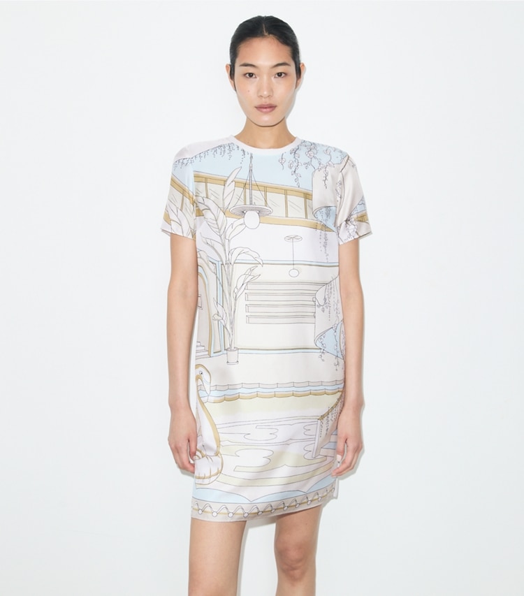 Tory Burch designer ワンピース プリント シルクフロント Tシャツドレス in The Pool Biege on model detail