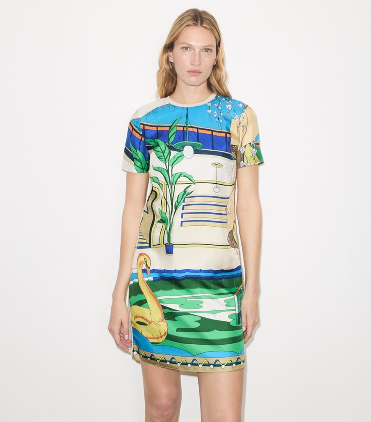 Tory Burch designer ワンピース プリント シルクフロント Tシャツドレス in The Pool Blue on model detail