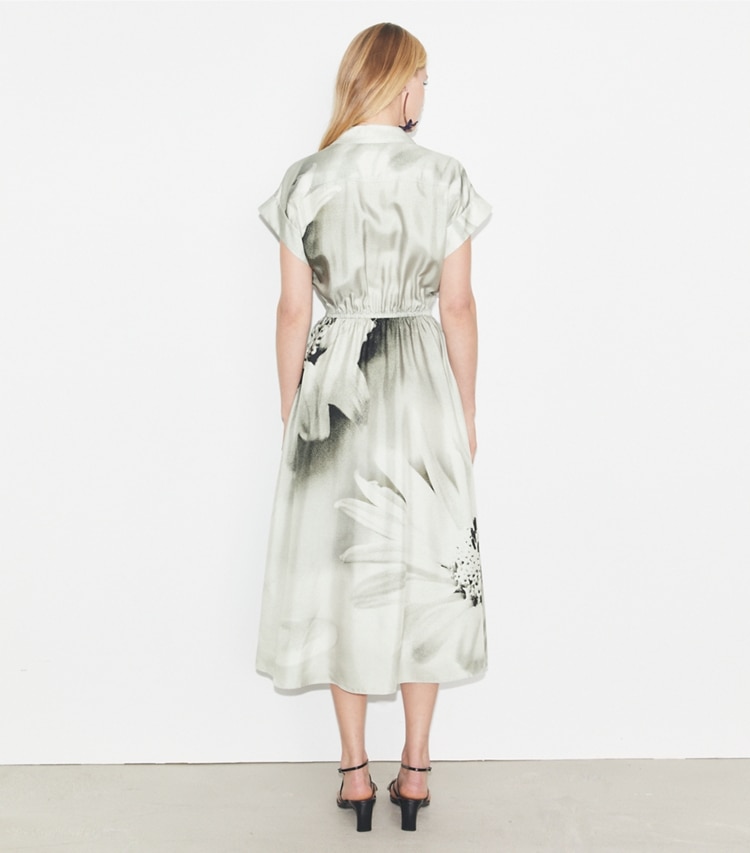 Tory Burch designer ドレス プリント シルクツイル シャツドレス in Gray Bee on model back