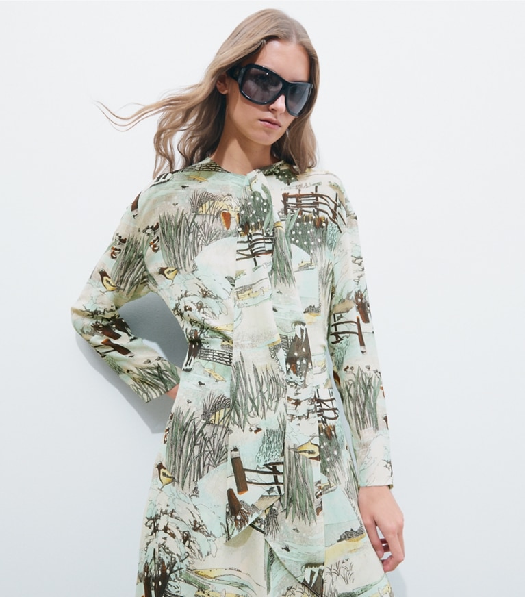 Tory Burch designer dresses Printed Viscose Bow Dress in Yellow Forest on model detail