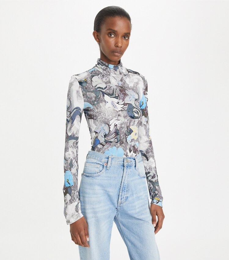 Tory Burch designer oberteile Printed Viscose Jersey Turtleneck in Blue Abstract Floral on model detail