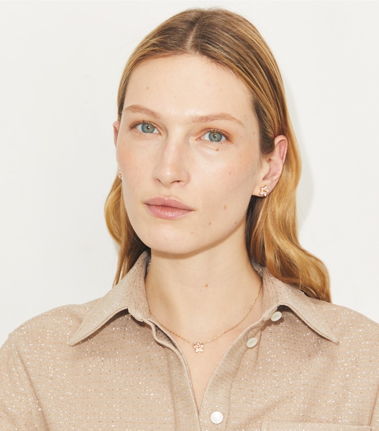 Tory Burch designer boucles d'oreilles Puces d’oreilles Kira étoile in Tory Gold / Pink Snow accessory on model