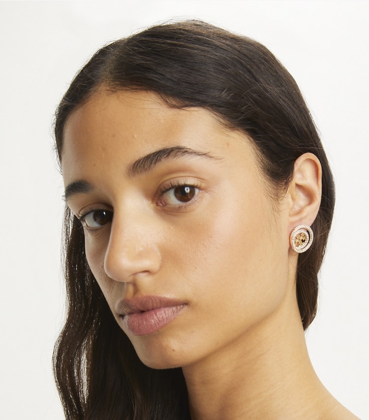 Tory Burch designer boucles d'oreilles Puces d’oreilles Miller pavées de cristaux à double anneau in Tory Gold / Crystal accessory on model