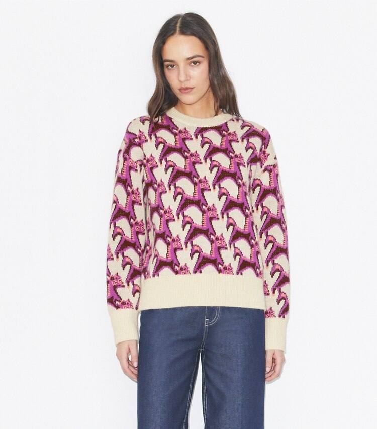 Tory Burch designer sweaters Pull à col rond en laine jacquard in French Cream on model detail