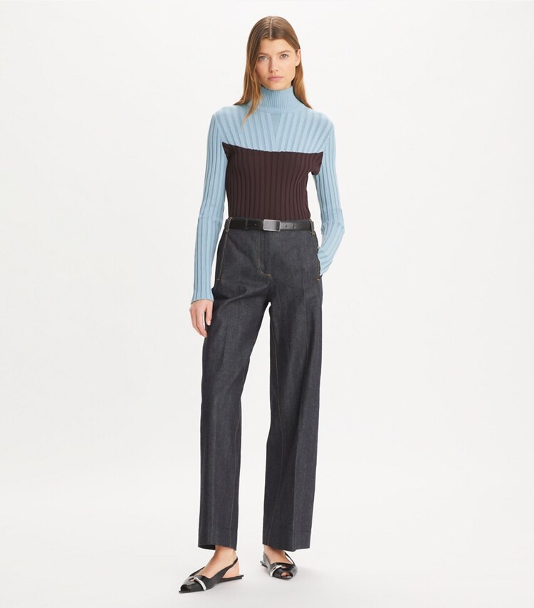 Tory Sport designer sweaters Pull à col roulé color-block in Seafaring / Dark Eggplant sur mannequin, devant