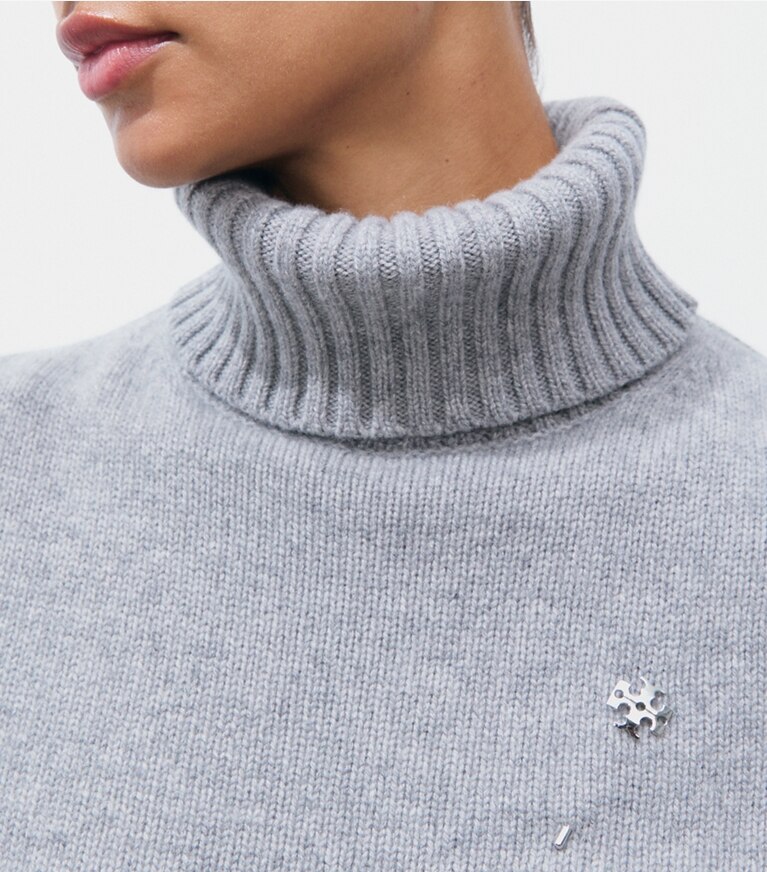 Tory Burch designer sweaters Pull à col roulé en cachemire in Smoky Gray Melange additional on model