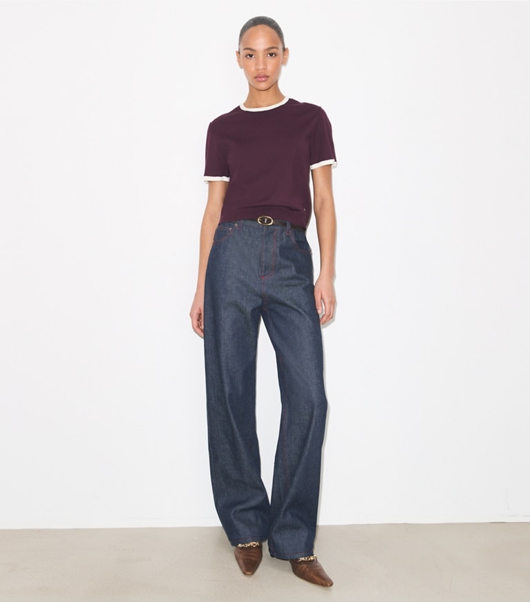 Tory Burch designer sweaters Pull à manches courtes avec bordure contrastée in Dark Merlot sur mannequin, devant