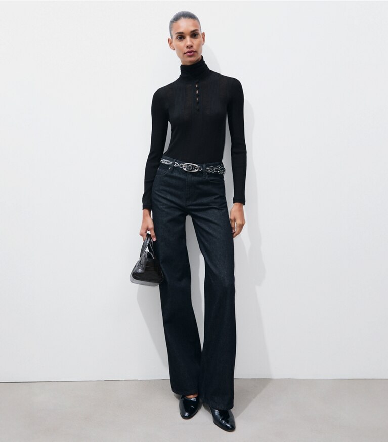 Tory Burch designer sweaters Pull côtelé fin col foulard in Black additional on model