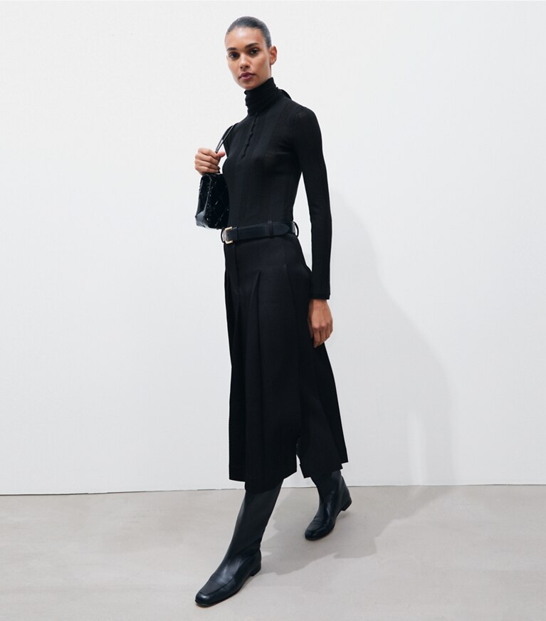 Tory Burch designer sweaters Pull côtelé fin col foulard in Black sur mannequin, devant