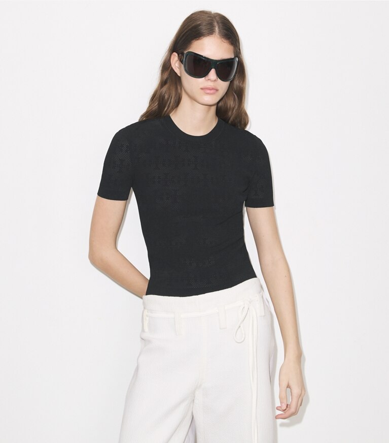 Tory Burch designer sweaters Pull en jacquard T Monogram in Black on model detail