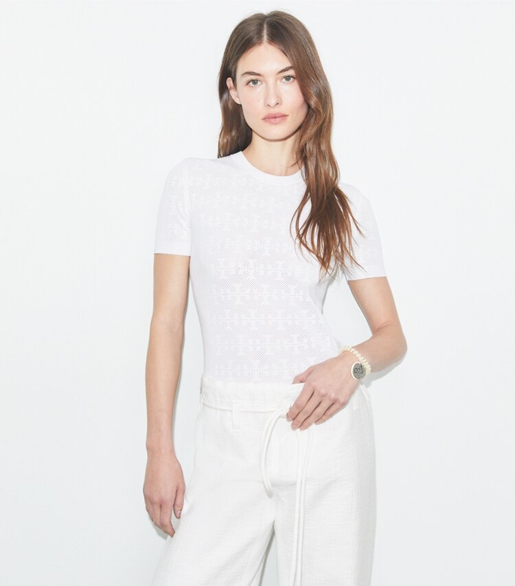 Tory Burch designer vestes Pull en jacquard T Monogram in White on model detail