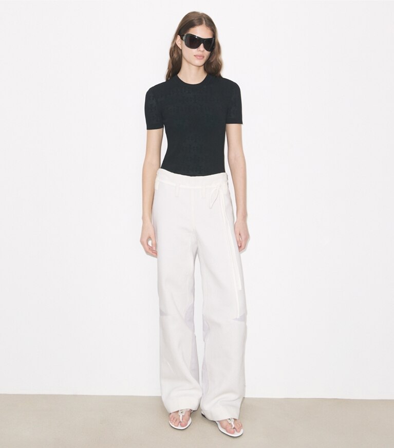 Tory Burch designer sweaters Pull en jacquard T Monogram in Black sur mannequin, devant