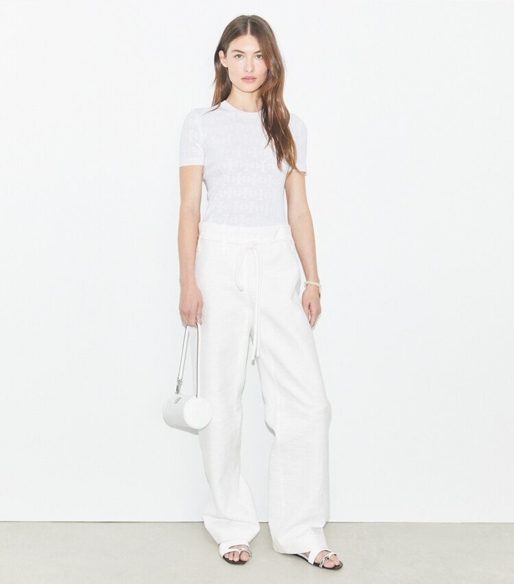 Tory Burch designer vestes Pull en jacquard T Monogram in White sur mannequin, devant