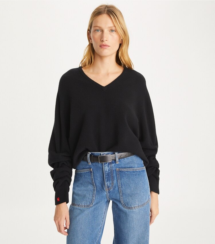 Tory Burch designer sweaters Pull en laine à col V in Black on model detail