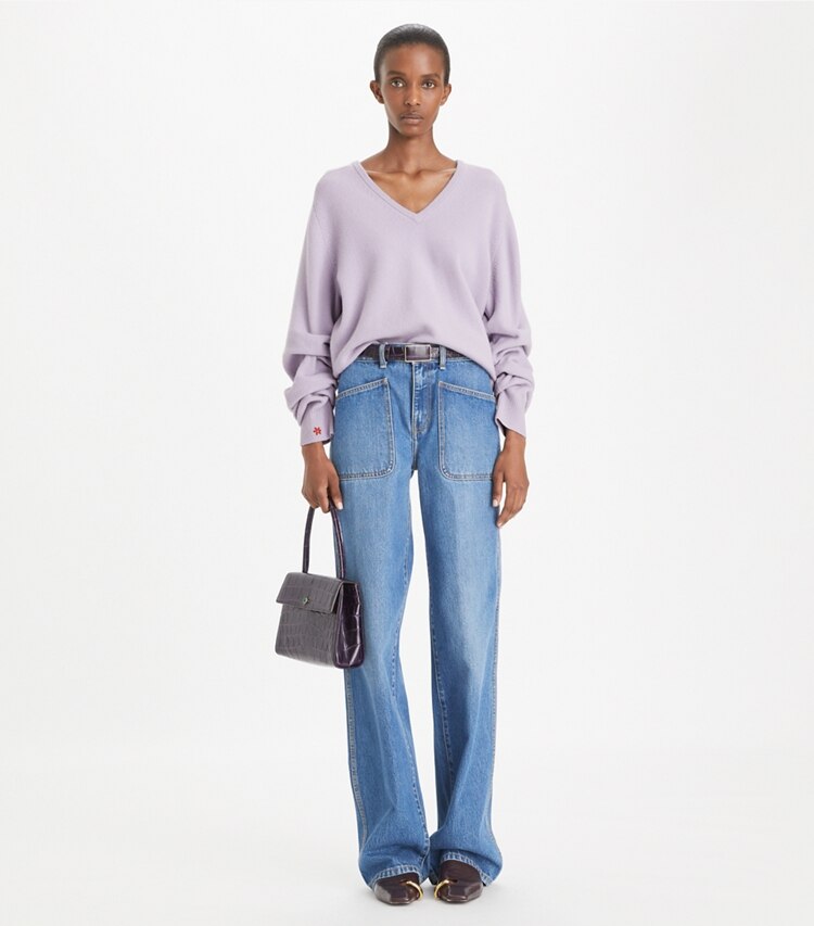 Tory Burch designer sweaters Pull en laine à col V in Lavender Dusk sur mannequin, devant