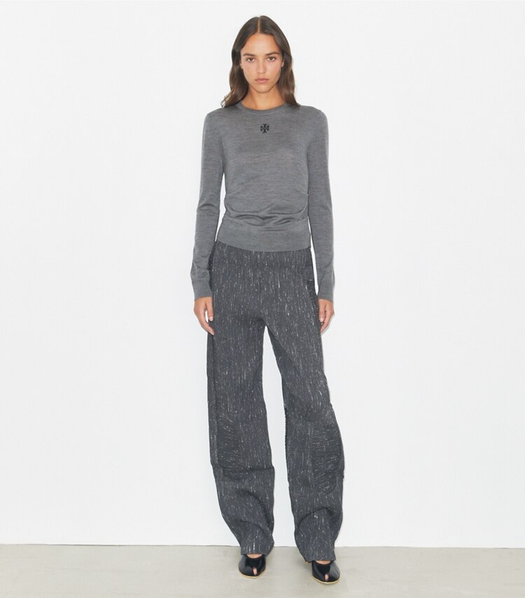 Tory Burch designer sweaters Pull en laine à logo T in Frosted Gray Melange sur mannequin, devant