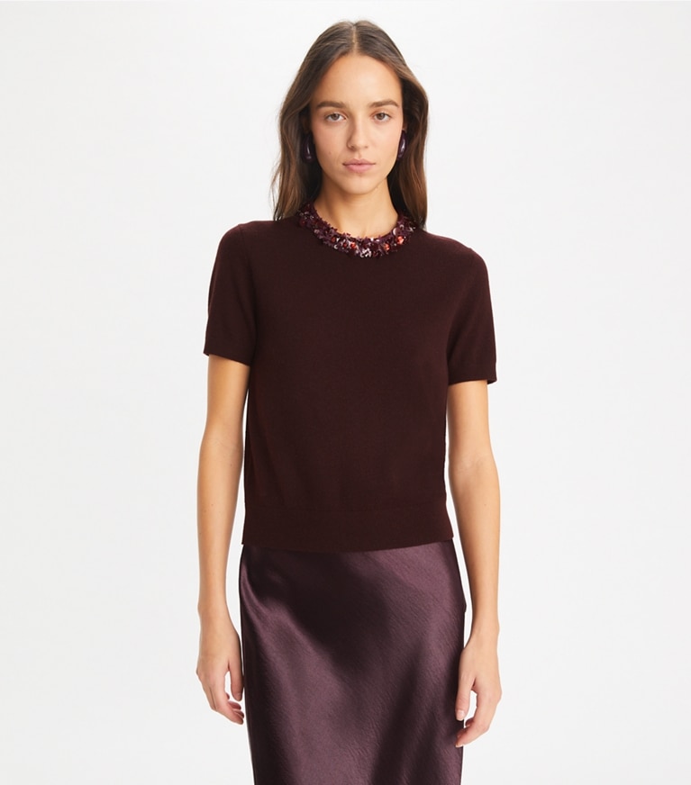Tory Burch designer sweaters Pull en laine à manches courtes orné de sequins in Dark Winterberry front