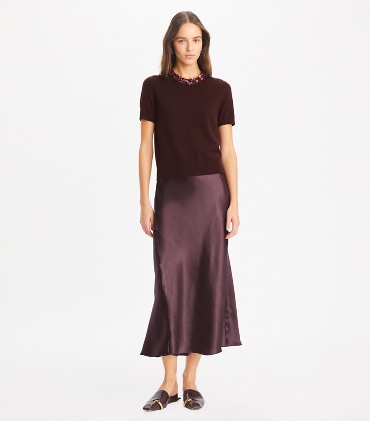 Tory Burch designer sweaters Pull en laine à manches courtes orné de sequins in Dark Winterberry sur mannequin, devant