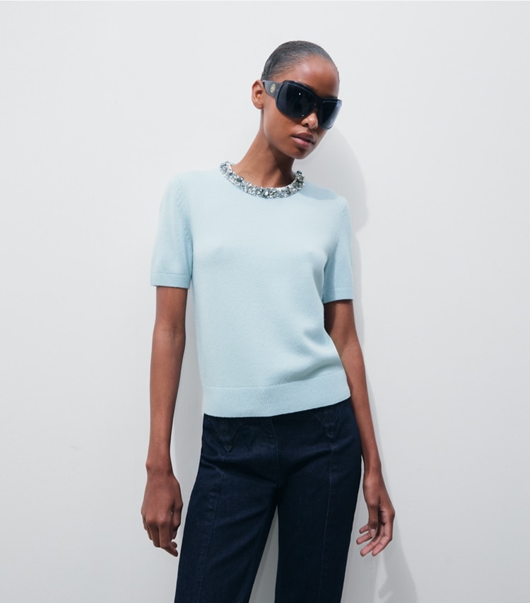 Tory Burch designer sweaters Pull en laine à ornements in Frozen Sky on model detail