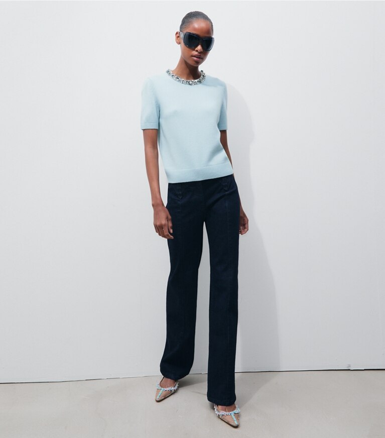 Tory Burch designer sweaters Pull en laine à ornements in Frozen Sky sur mannequin, devant