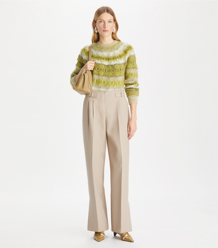 Tory Burch designer sweaters Pull en laine brossée in Green Serpent sur mannequin, devant