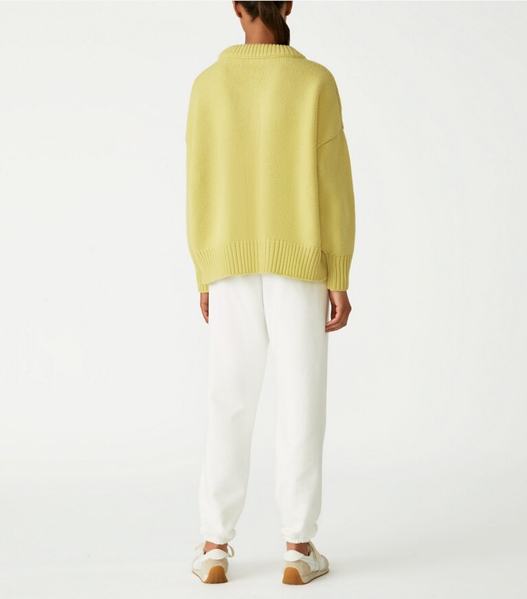 Tory Sport designer sweaters Pull en laine mérinos dans Citrea sur modèle, de dos