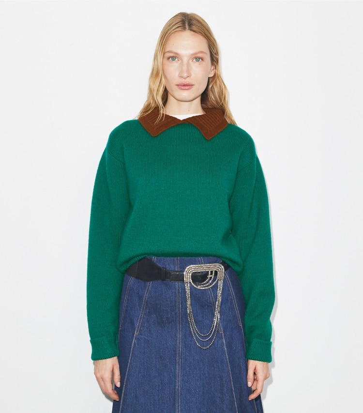 Tory Burch designer sweaters Pull en laine in Emerald  / Dark Cranberry on model detail
