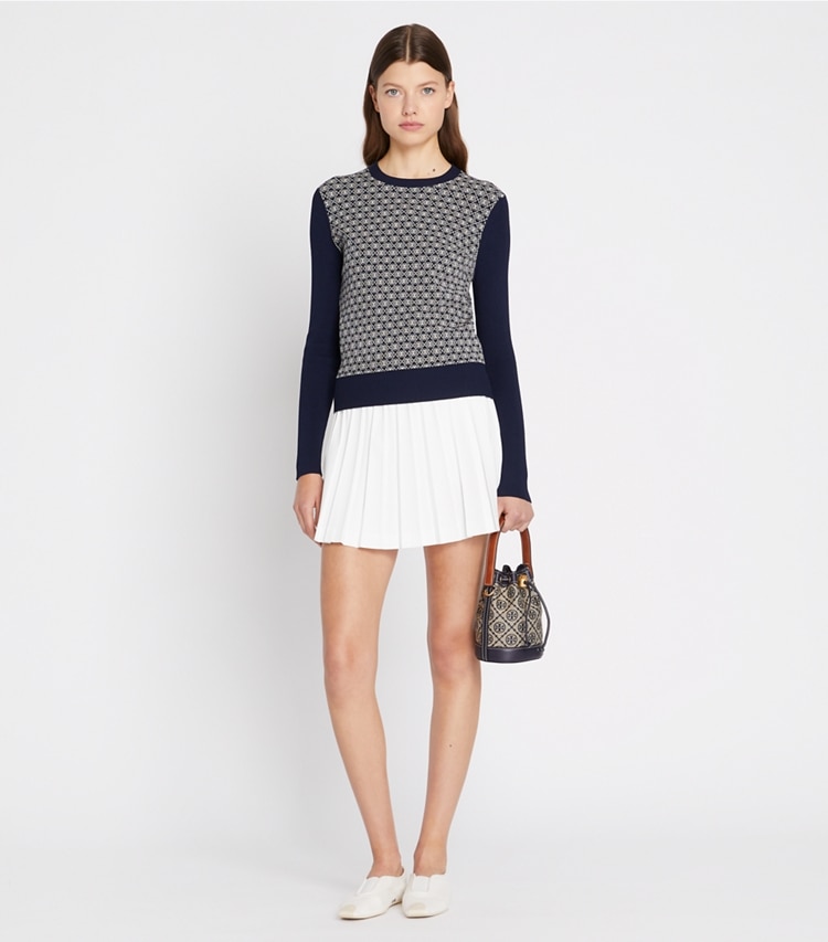 Tory Sport designer sweaters Pull en maille technique T Monogram in Tory Navy T Mono Knit Small sur mannequin, devant