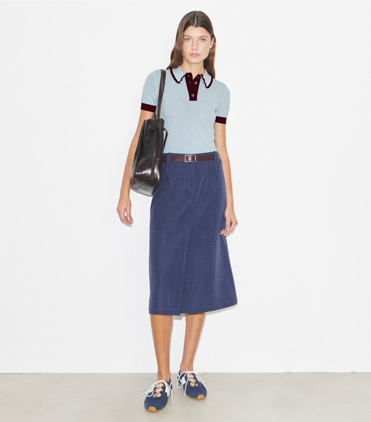 Tory Burch designer sweaters Pull en viscose maille pointelle in Frozen Blue / Dark Merlot sur mannequin, devant