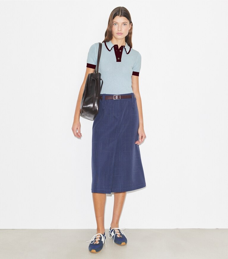 Tory Burch designer sweaters Pull en viscose maille pointelle in Frozen Blue / Dark Merlot sur mannequin, devant