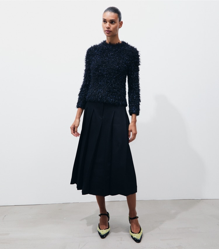 Tory Burch designer sweaters Pull scintillant à col montant  in BLACK / Black Navy Iridescent sur mannequin, devant