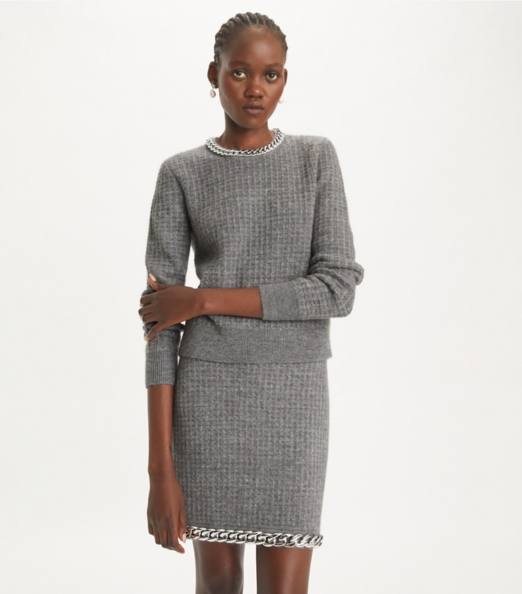 Tory Burch designer maglioni Pullover a girocollo con catena in Mineral Gray on model detail