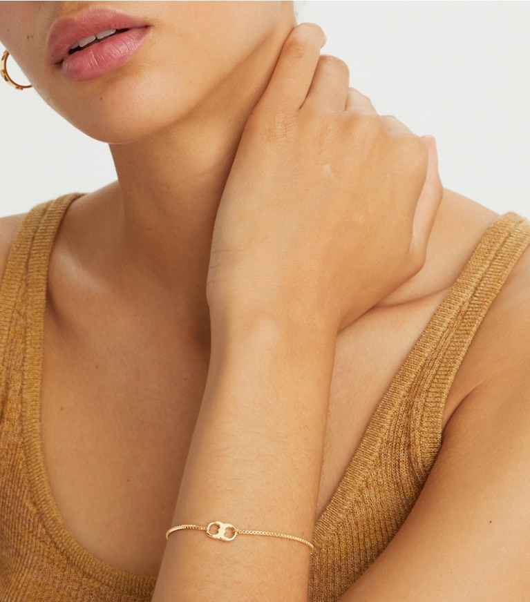 Tory Burch diseñador pulseras Pulsera de cadena Embrace Ambition en Gold accesorio en el modelo